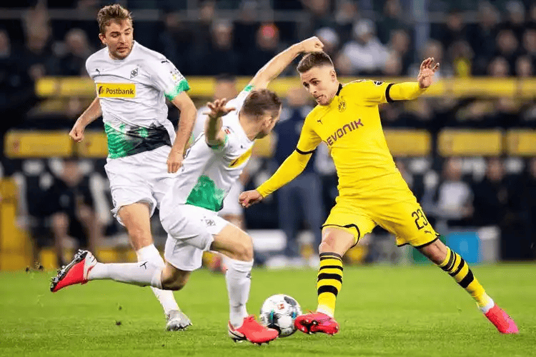 雷速体育足球太狠了！今晨门兴格拉德巴赫止住颓势德约科维奇在利物浦比赛中惊险取胜，中国队观众沸腾的简单介绍